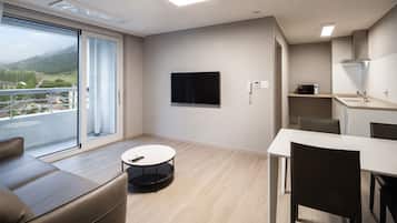 Kühlschrank, Mikrowelle, Reiskocher, Kochgeschirr/Geschirr/Besteck