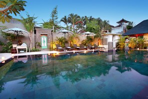 Kolam renang outdoor, dengan kursi berjemur