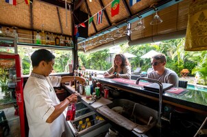 Bar junto a la piscina