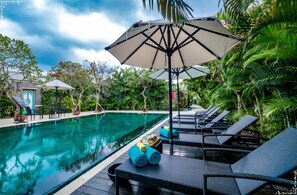 Outdoor pool, sun loungers - New Pondok Sara Villas (Seminyak)