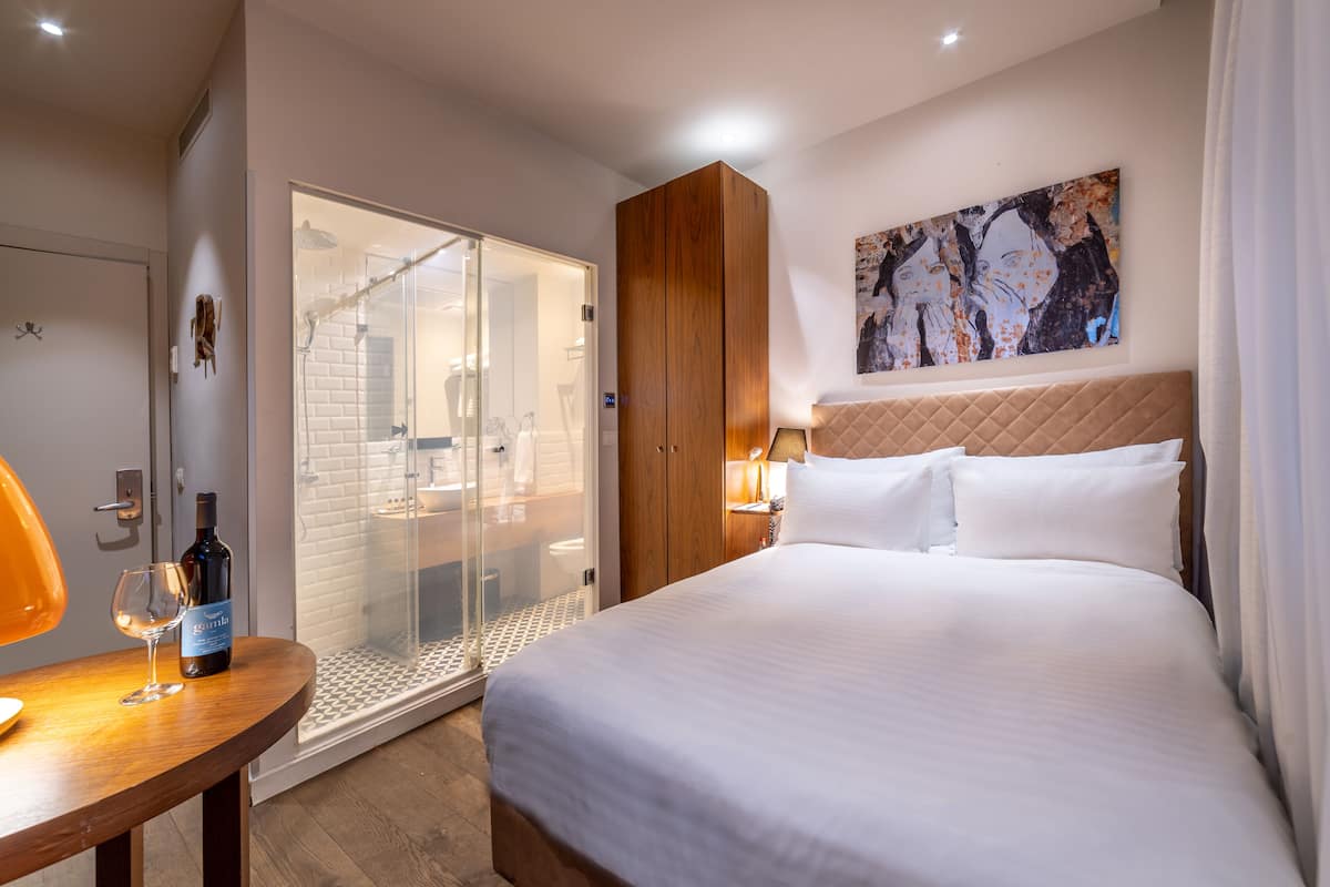 Junior Room | Hypo-allergenic bedding, in-room safe, desk, laptop workspace