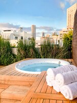 Bañera de hidromasaje al aire libre