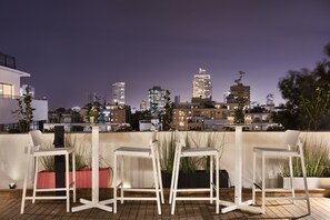 Outdoor dining - Jacob Shenkin Hotel (Tel Aviv)