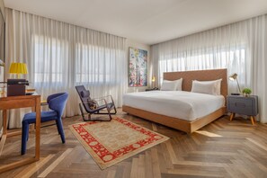 エグゼクティブ ルーム (Upper Floor) | 低刺激性寝具、セ ーフティボックス (室内)、デスク、ノートパソコン用作業スペース