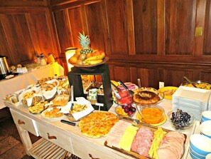 Free daily buffet breakfast  - Petit Château Hotel Boutique (Punta del Este)