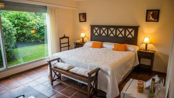 Deluxe Suite, Jetted Tub