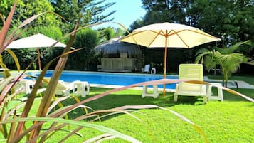 Hồ bơi ngoài trời phục vụ theo mùa, dù/ô trên bãi biển/hồ bơi