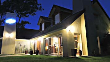 Fachada del alojamiento - Noche