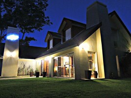 Fachada de la propiedad por la tarde o noche