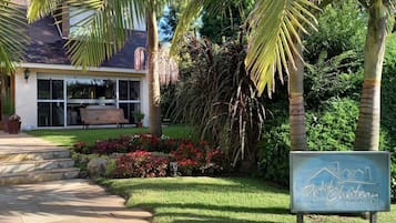 Vista frontal de la propiedad