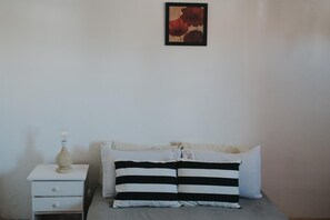 Roupas de cama premium, cofres nos quartos, escrivaninha