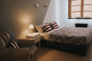 Roupas de cama premium, cofres nos quartos, escrivaninha
