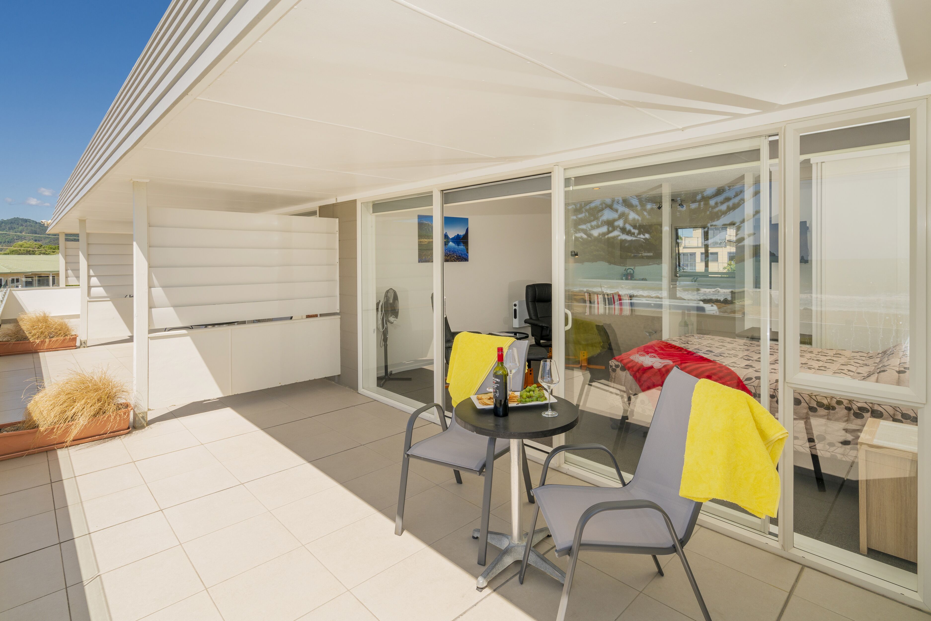 Espacio para trabajar con laptop y tabla de planchar con plancha 