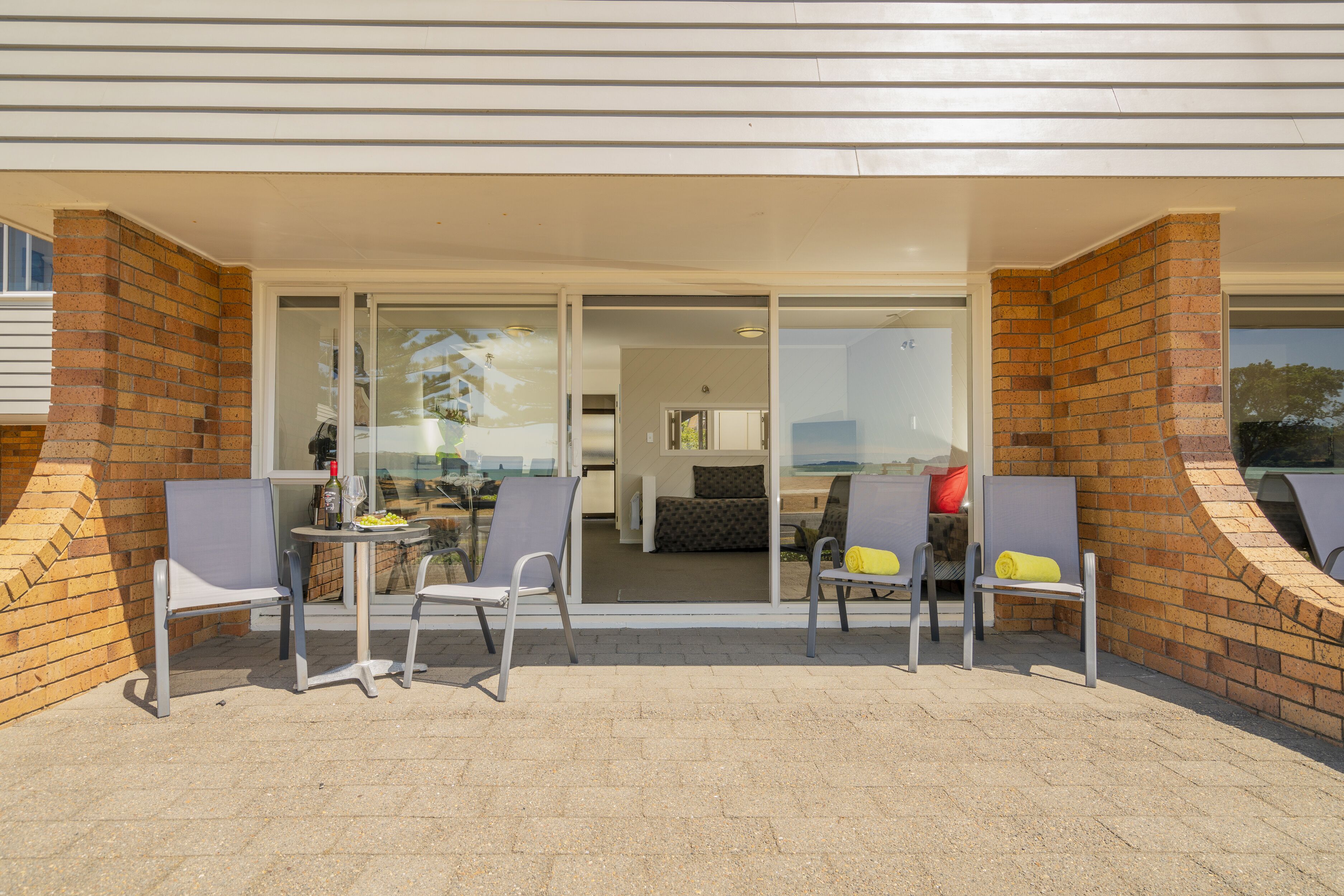 Espacio para trabajar con laptop y tabla de planchar con plancha 