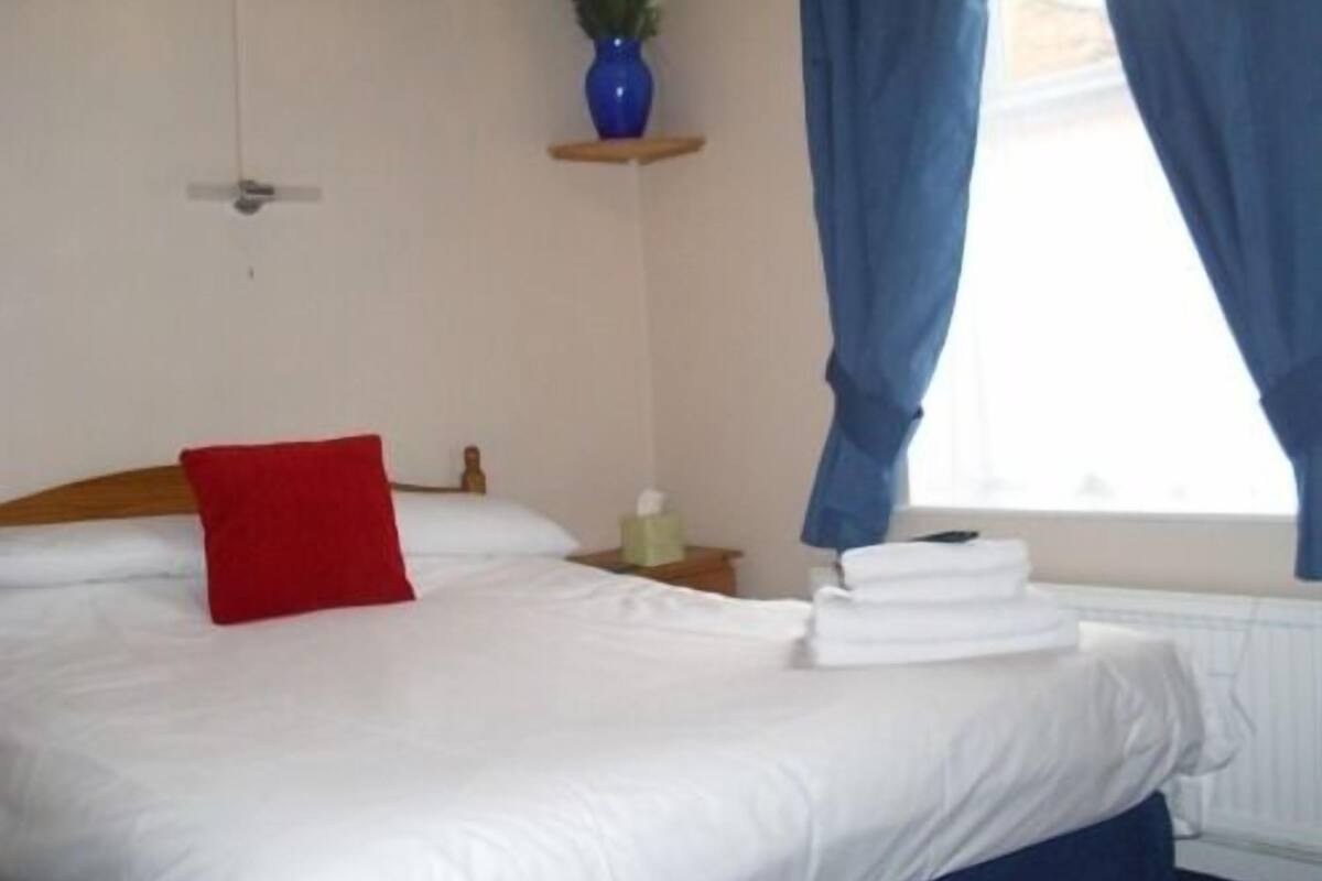 Standard Double Room, Ensuite ((Groundfloor)) | Desk, iron/ironing board (on request), WiFi (free)