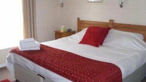 Suite, Ensuite (2A&1C - Room 9) | Desk, iron/ironing board (on request), WiFi (free) - Silverstone House (Great Yarmouth)