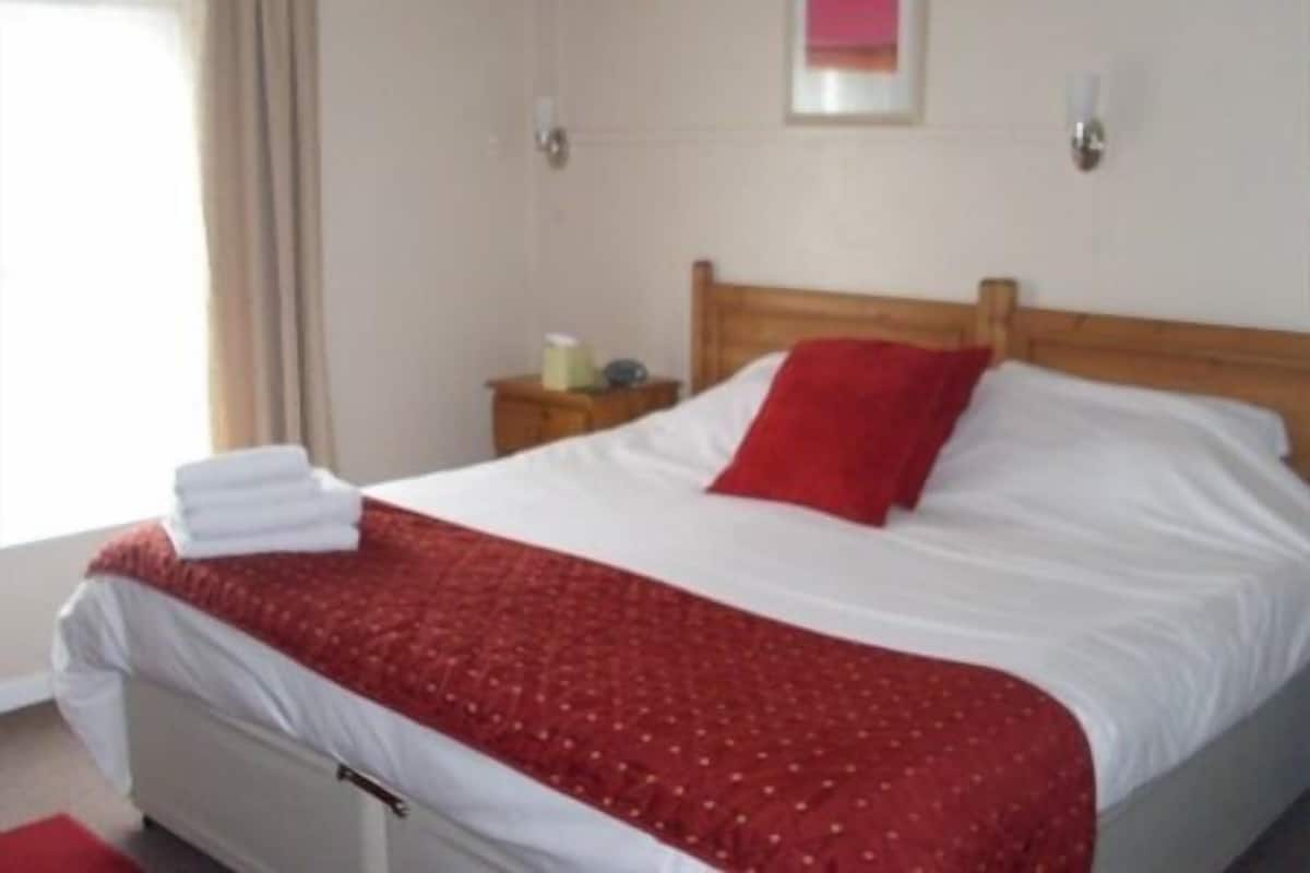 Suite, en-suite badkamer (2A&1C - Room 9) | Een bureau, een strijkplank/strijkijzer, gratis wifi
