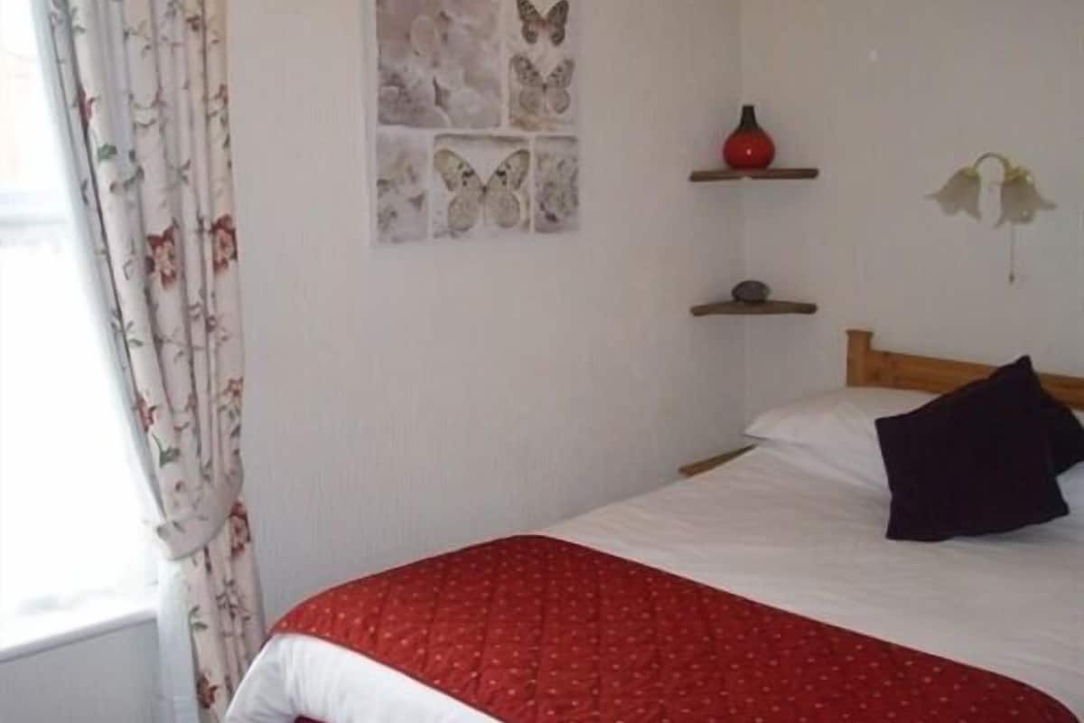Tweepersoonskamer, en-suite badkamer | Een bureau, een strijkplank/strijkijzer, gratis wifi