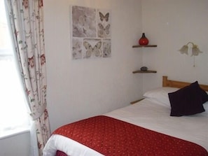 Desk, iron/ironing board, free WiFi - Silverstone House (Great Yarmouth)