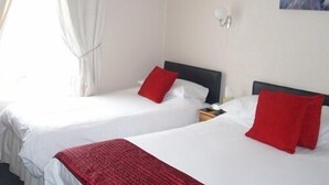 Double or Twin Room, Ensuite (Non-Smoking) | Desk, iron/ironing board (on request), WiFi (free) - Silverstone House (Great Yarmouth)
