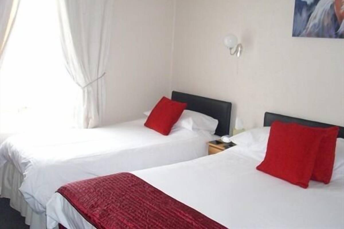 Double or Twin Room, Ensuite (Non-Smoking) | Desk, iron/ironing board (on request), WiFi (free)