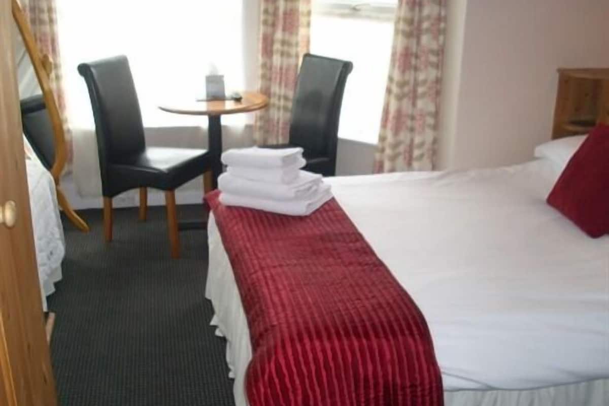 Standaard suite, en-suite badkamer (with Bunks - 2A&2C) | Een bureau, een strijkplank/strijkijzer, gratis wifi