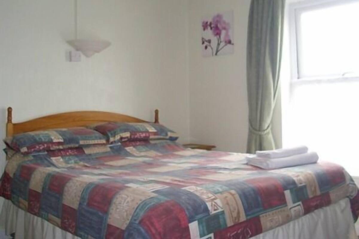 Double Room, Ensuite | Desk, iron/ironing board (on request), WiFi (free)