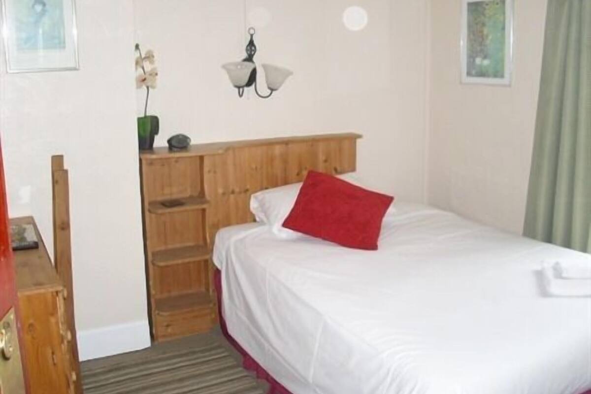 Single Room, Ensuite | Desk, iron/ironing board (on request), WiFi (free)