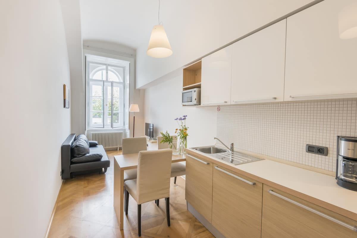 Standard-Apartment, 1 Schlafzimmer, Küche | Wohnbereich | 32-Zoll-Flachbildfernseher mit Satellitenempfang, Fernseher, DVD-Player