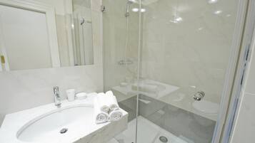 Apartment, 1 Bedroom (Number 5) | Bathroom | Shower, hair dryer, towels