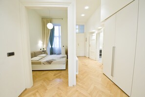 Apartment, 1 Bedroom (Number 3) | Ruang tamu | 32 inci televisyen skrin rata dengan satelit, TV, pemain DVD