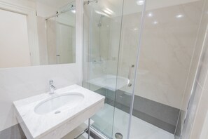 Apartment, 1 Bedroom (Number 2) | Bathroom | Shower, hair dryer, towels