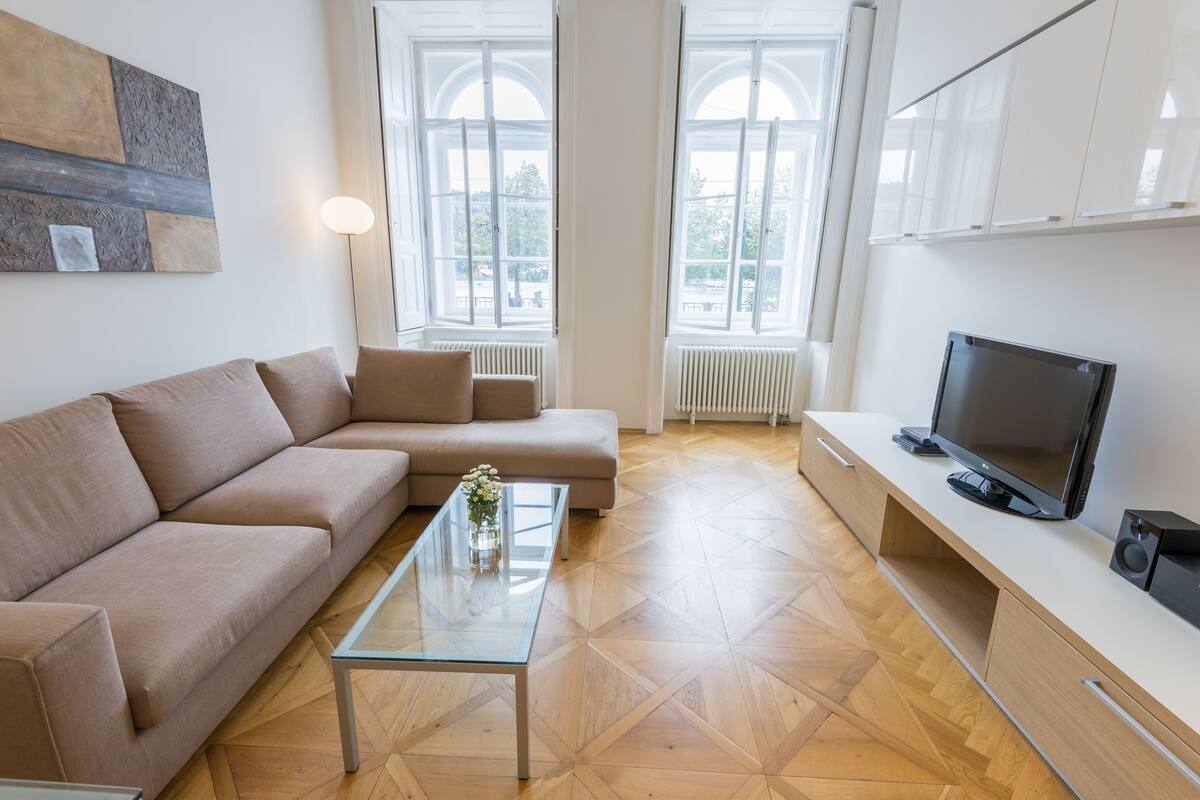 Apartment, 1 Schlafzimmer (Number 2) | Wohnzimmer | 32-Zoll-Flachbildfernseher mit Satellitenempfang, Fernseher, DVD-Player
