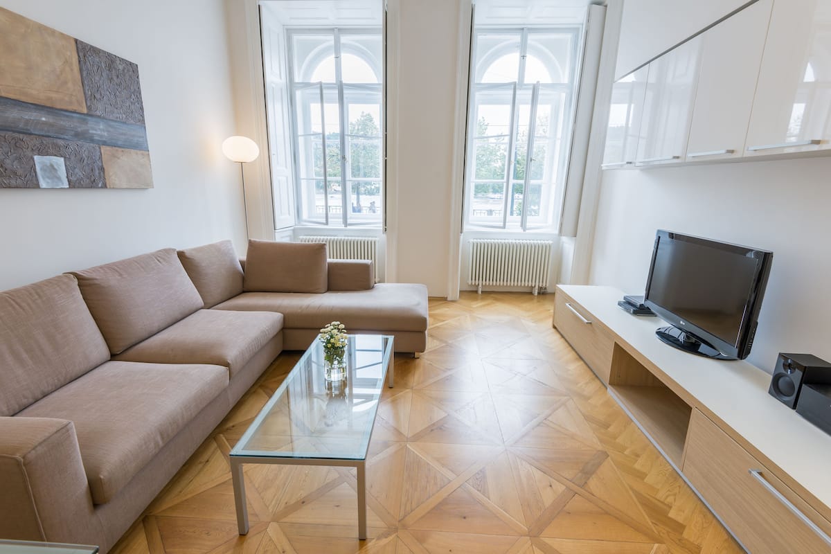 Appartement, 1 slaapkamer (Number 2) | Woonkamer | Een 32-inch flatscreentelevisie met satellietzenders en een televisie