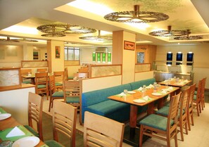 3 restaurantes; se sirve cocina china 