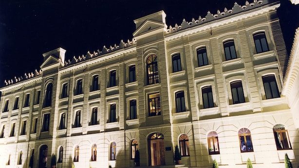 A large, historic building with multiple floors, a grand entrance, and a symmetrical facade. - AM Ribera del Duero (Penafiel)