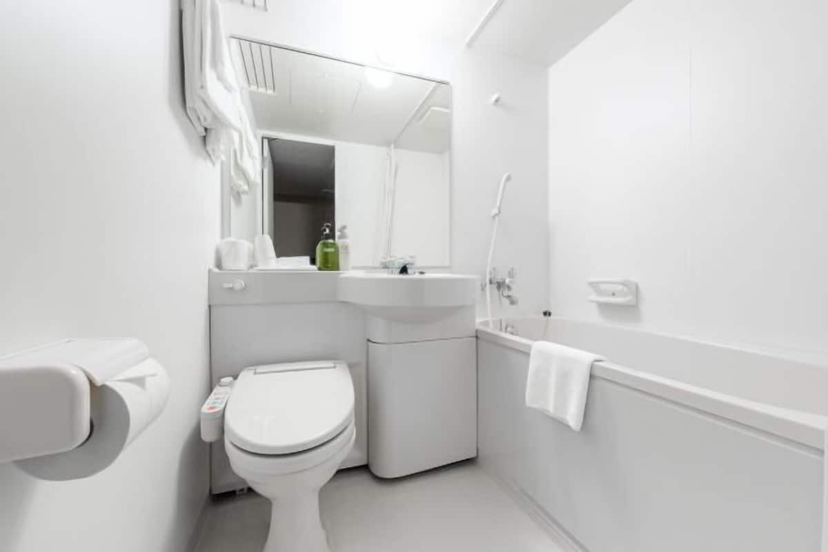 Baño | Tina con regadera, amenidades de baño gratuitas, secadora de cabello