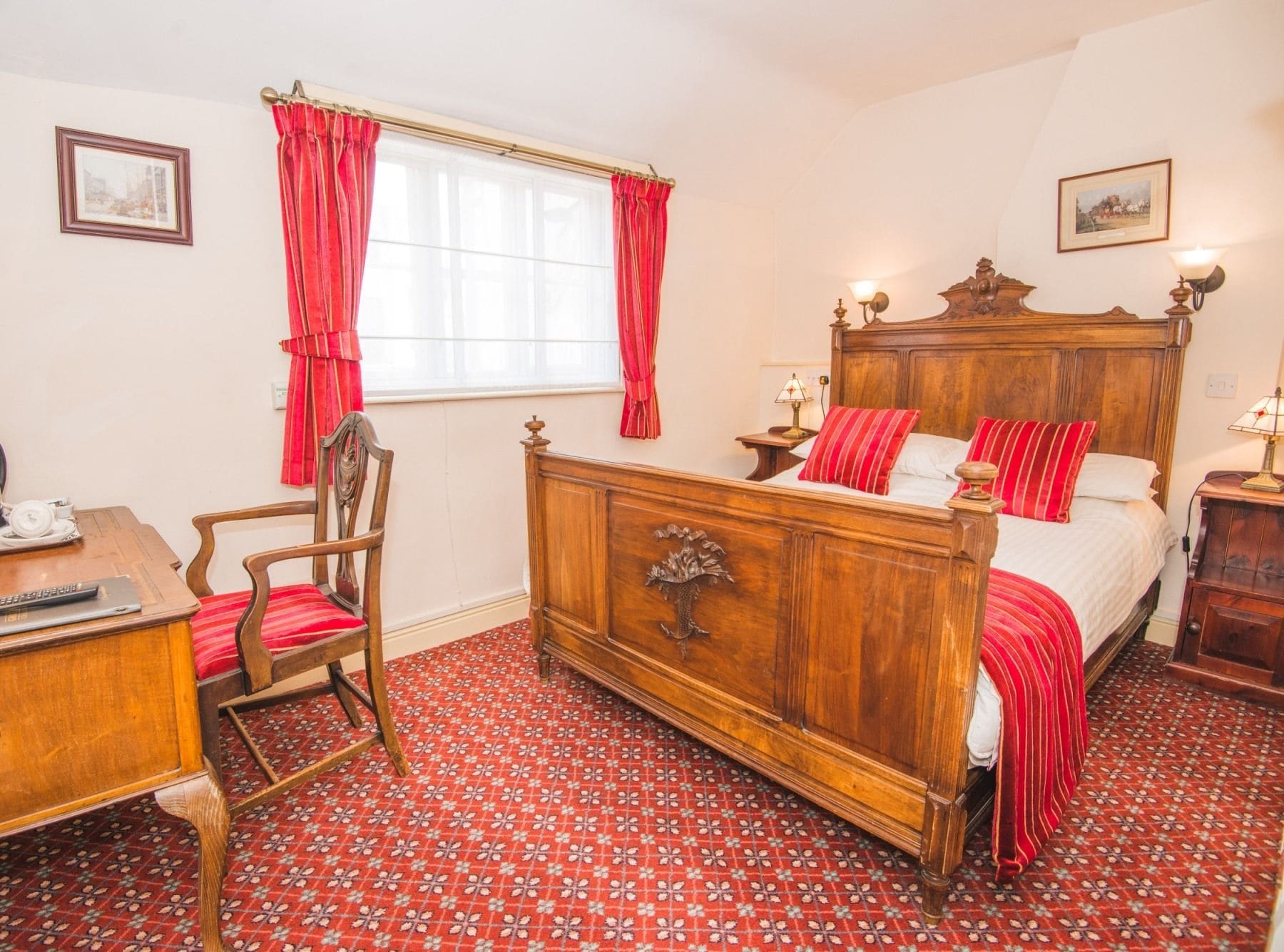 スーペリア ダブルルーム | 客室ごとに異なる装飾、客室ごとに異なるインテリア、デスク、アイロン / アイロン台