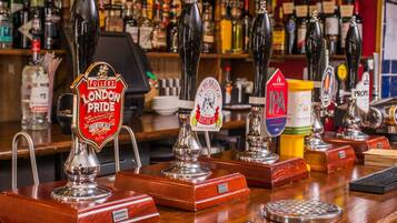 Un bar con múltiples grifos de cerveza, incluyendo Fuller's London Pride y Dow Bridge IPA.