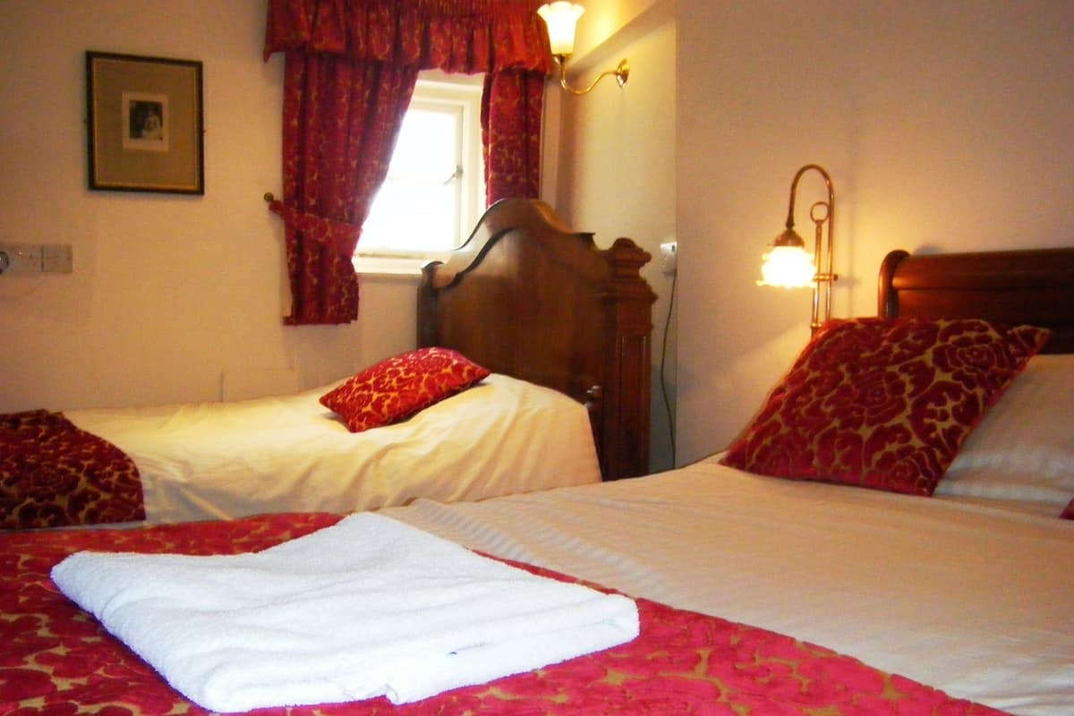 Standard Room, 2 Twin Beds | Individually decorated, individually furnished, desk, iron/ironing board