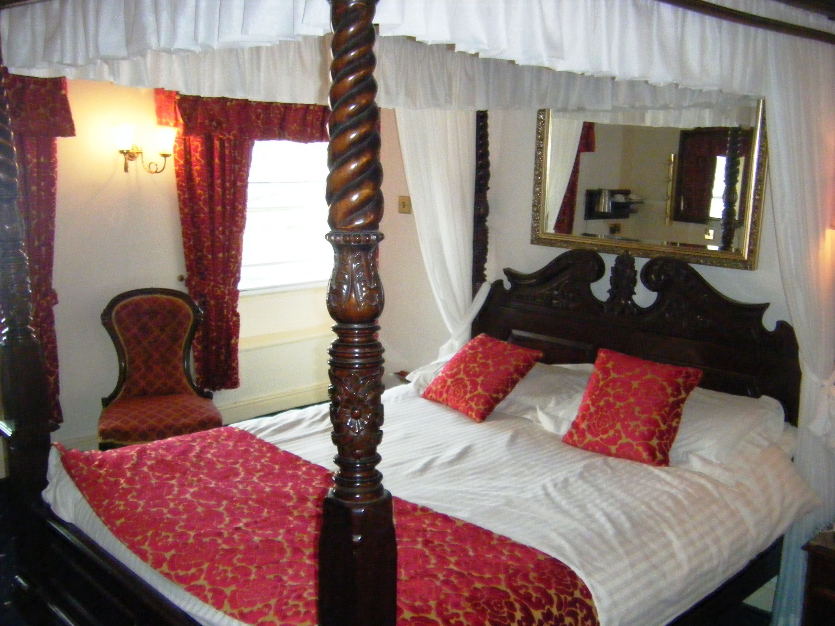 スーペリアダブルサイズベッド 1 台 | 客室ごとに異なる装飾、客室ごとに異なるインテリア、デスク、アイロン / アイロン台