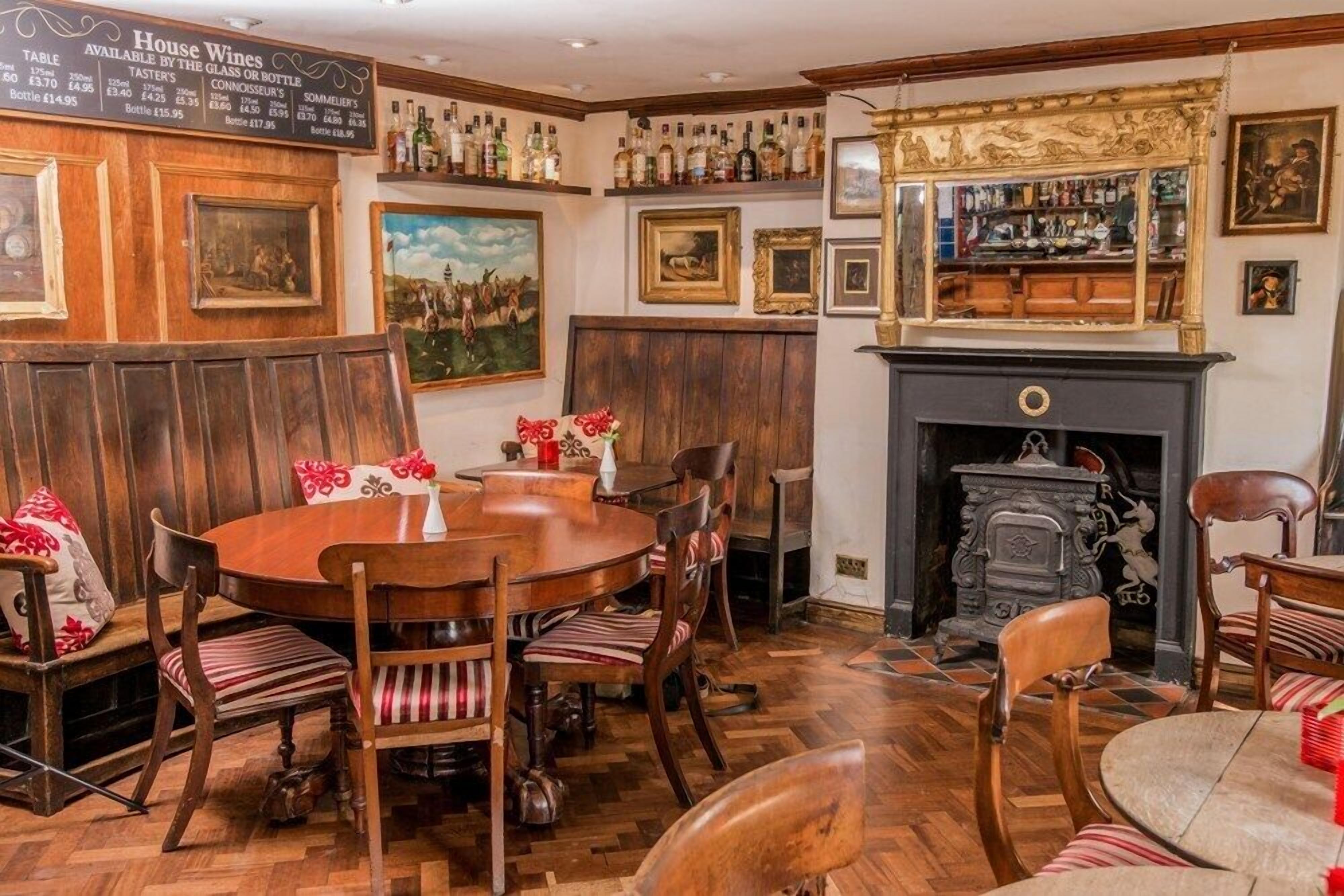 al fresco dining, serves lunch and dinner