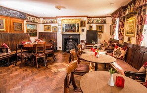 Alfresco dining, serves lunch and dinner - The Greyhound Coaching Inn (Lutterworth)