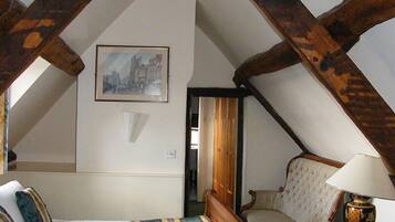 Classic King Room | Individually decorated, individually furnished, desk, iron/ironing board