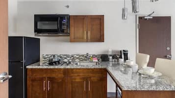 Refrigerador, microondas y cafetera y tetera