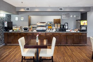 Una cocina moderna con una isla central, armarios de madera y una barra desayunadora.