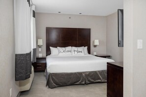Premium bedding, desk, laptop workspace, blackout curtains - Home Inn & Suites Yorkton (Yorkton)