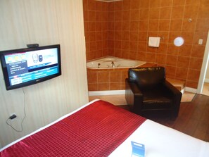 Deluxe Room, 1 Queen Bed with Spa | Jetted tub