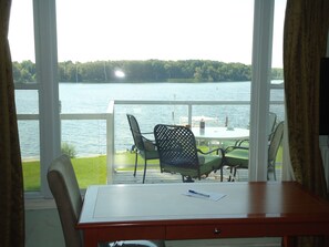 Kamar, 1 Tempat Tidur King, balkon, pemandangan danau | Seprai antialergi, selimut bulu angsa, dan didekorasi berbeda-beda