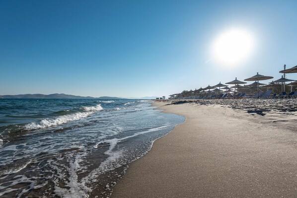 Ubicación a pie de playa, tumbonas, sombrillas y toallas de playa